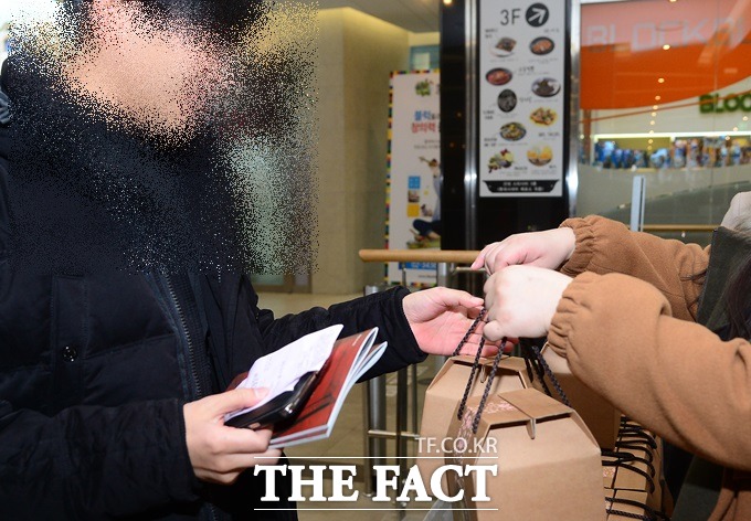 한 분 한 분, 잊지 않고 박신혜 서포터즈는 영화를 재밌게 보라는 인사도 잊지 않는다./이새롬 기자