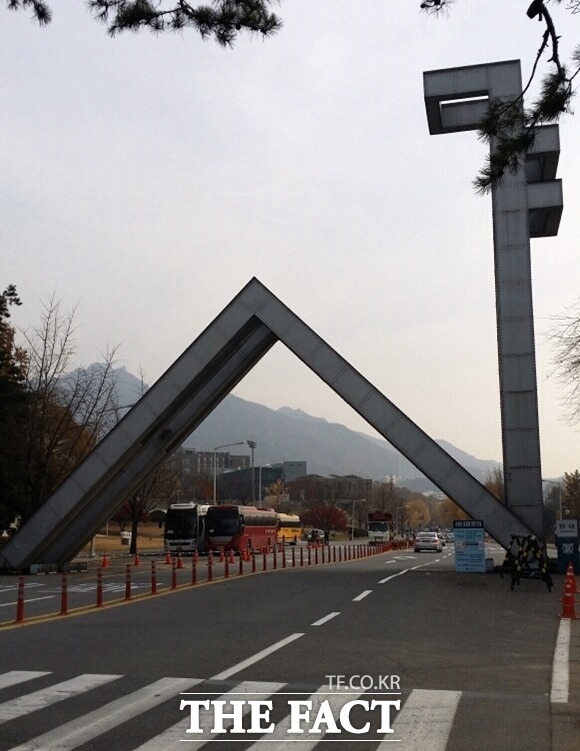 국내 최고 대학교로 불리는 서울대학교 교수들의 성 추문이 잇따라 터져나오고 있다. 학교 온라인 커뮤니티에서는 관련 의혹이 꼬리에 꼬리를 물고 있다.  /고수정 기자