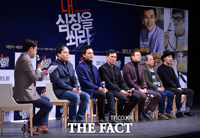 영화감독 문제용, 배우 여진구, 유오성, 김정태, 김기천, 박두식(왼쪽부터)이 11일 오전 서울 강남구 신사동 CGV 압구정점에서 열린 영화 내 심장을 쏴라 제작 보고회에 참석해 사회자의 질문을 듣고 있다./김슬기 기자