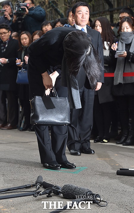 조 전 부사장은 물의를 일으켜 죄송하다. 국민들께 사과한다며 발언 내내 고개를 숙이며 사과의 뜻을 전했다.
