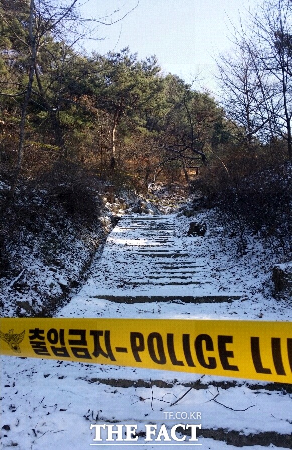 지난 4일 경기도 수원시 팔달산 등산로에서 장기 없는 토막시신이 발견됐고, 수사 8일째 유력 용의자인 조선족 추정 50대 중반의 남성이 붙잡혔다. 이 사건은 오원춘 사건과 우연처럼 겹친다. 사건 발생 지역도 직선거리로 불과 1km밖에 떨어져 있지 않으며, 피의자가 조선족이며, 시신에 장기가 없다는 점 때문이다. 사진은 장기 없는 토막시신 발견 현장. /고수정 기자