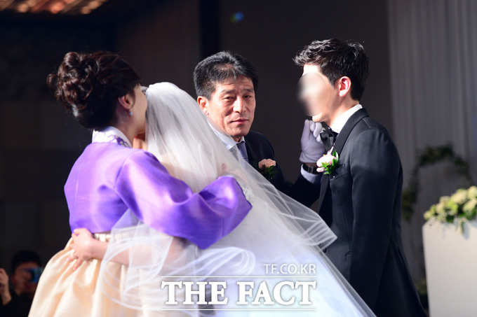 이장수 감독이 13일 오후 서울 강남구 삼성동 인터컨티넨탈 서울에서 열린 아들 이상목 군의 결혼식에서 부부가된 두 사람과 인사를 나누고 있다. / 인터컨티넨탈호텔 = 남윤호 기자
