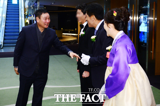 허정무(왼쪽) 전 부회장이 밝은 얼굴로 이장수 감독과 악수하고 있다.
