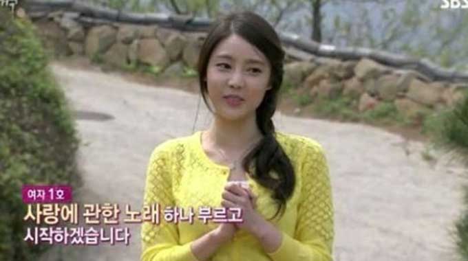 오는 13일 슈퍼주니어 멤버 성민과 웨딩 마치를 올리는 예비 신부 김사은이 과거 SBS 예능 프로그램 짝에 출연한 사실이 알려져 시선을 모았다. /SBS 짝 캡처