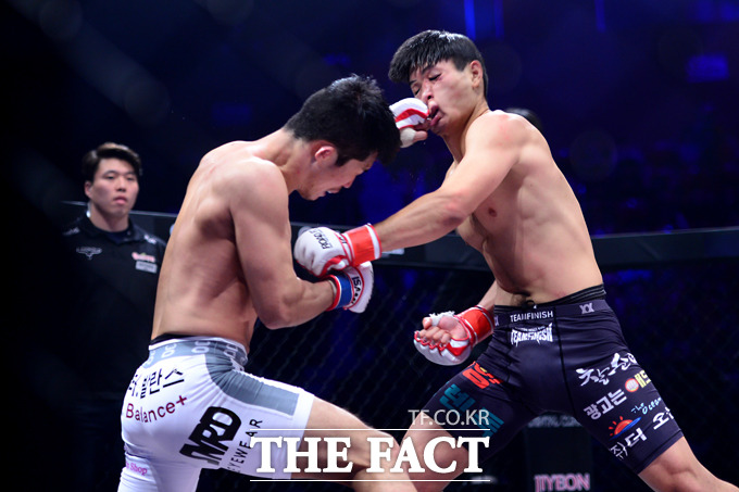 박형근(왼쪽)이 14일 서울 올림픽로 올림픽공원 올림픽홀에서 열린 로드FC 020 한이문과 경기에서 강력한 주먹을 퍼붓고 있다. / 올림픽공원 = 남윤호 기자