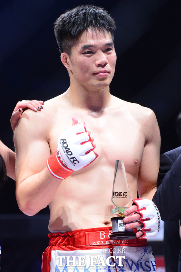 김대환 XTM 해설위원이 14일 서울 올림픽로 올림픽공원 올림픽홀에서 열린 로드FC 020 80kg 이하 1경기 더글라스 고바야시와 대결에서 1라운드 1분 58초 만에 주먹에 의한 KO로 이겼다. / 올림픽공원 = 남윤호 기자