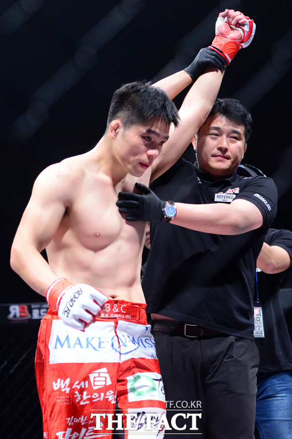 김대환(왼쪽) 해설위원은 다른 로드FC 선수들에게도 많은 관심을 기울여달라고 부탁했다. / 남윤호 기자