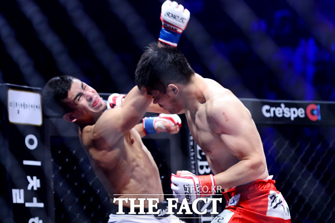 김대환(오른쪽) 해설위원은 앞으로 로드FC 옥타곤에 더 오르고 싶다고 말했다. / 남윤호 기자