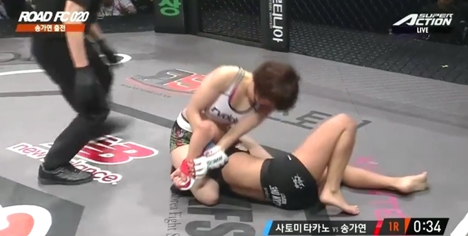 송가연(아래)이 지난 14일 로드FC 020 5경기 다카노 사토미와 경기에서 당한 기무라는 팔이 부러질 수도 있는 위협적인 기술이다. / 수퍼액션 영상 캡처