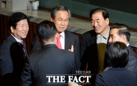 [TF포토] 새정치 의원석 찾은 이재오, '즐거운 대화'