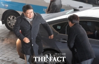 [TF포토] 박지만 회장, '정윤회 국정개입 의혹 참고인 출석'
