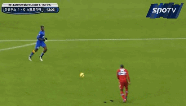 스테파노 오카카가 지난 14일 유벤투스전에서 오른발 슈팅을 날렸으나 자신이 신고 있던 축구화가 벗겨지는 상황이 일어났다. / SPOTV 영상 캡처