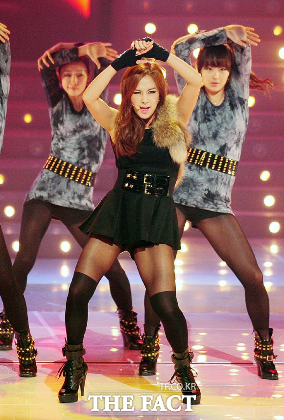 채연이 지난 2010년 서울 여의도에서 열린 제12회 한중가요제 무대에서 공연을 펼치며 말벅지로 눈길을 끌었다. / 더팩트DB