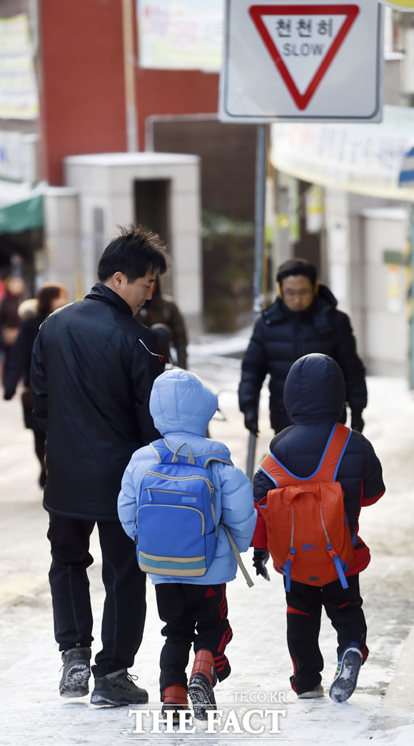 겨울철 아이 목욕법이 관심을 받고 있다. 겨울철은 건조하기 쉬워 아이를 목욕할 때 보습에 신경 써야 한다. /더팩트DB