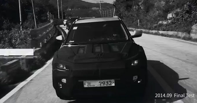 위장막을 쓰고 달리는 티볼리가 공개됐다. 티볼리는 쌍용차의 소형 SUV 모델이다. /티볼리 영상 캡처