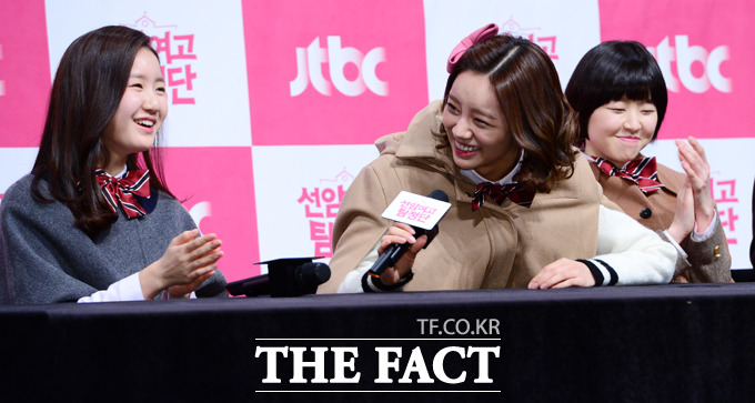 걸스데이 혜리(가운데)가 성형수술 언급에 애써 답변을 회피하는 설정으로 웃음을 자아냈다. / 남윤호 기자