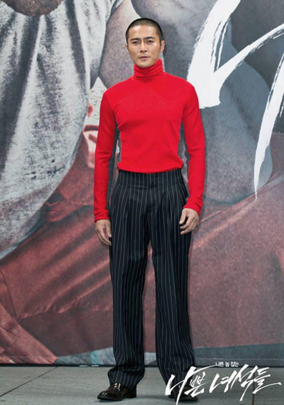 조동혁 빨간 터틀넥 사진을 본 누리꾼들이 상의보다는 하의가 문제라는 지적을 해 관심을 모으고 있다. / OCN 나쁜 녀석들 페이스북 캡처