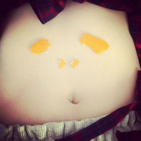 소녀시대 태연이 자신의 뱃살을 자랑하는 사진으로 화제를 모으고 있다. /태연 인스타그램