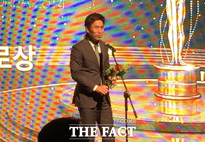 김병지가 17일 스포츠 마케팅 어워드 코리아 2014 시상식에서 공로상을 받은 뒤 소감을 말하고 있다. / 양재동 = 이준석 기자