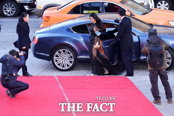 파격적인 노출 드레스를 입고 등장한 신인 여배우 노수람./남윤호 기자