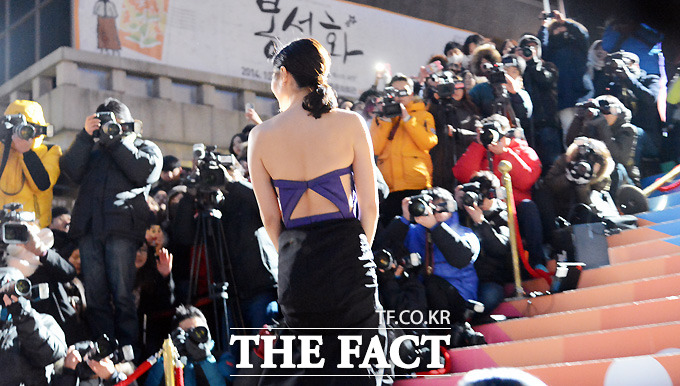 파격적인 손예진의 보라색 튜브톱 드레스는 그의 매끈한 등라인을 돋보이게 했다./이효균 기자