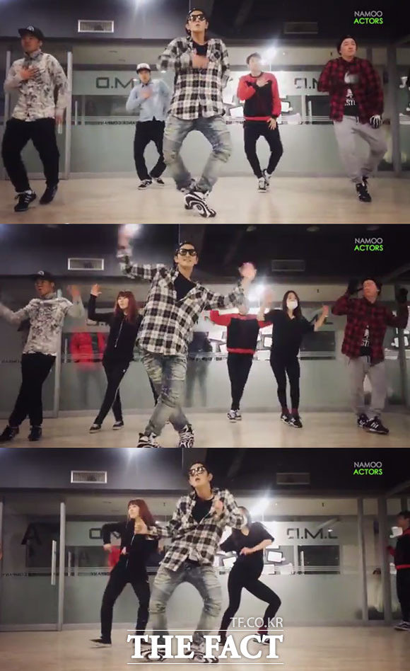 배우 이준기의 안무연습 영상이 공개해 화제를 모으고 있다. 이준기는 화려한 댄스 실력으로 안무연습을 완벽하게 소화하며 눈길을 끌었다. / 유튜브 영상 캡처