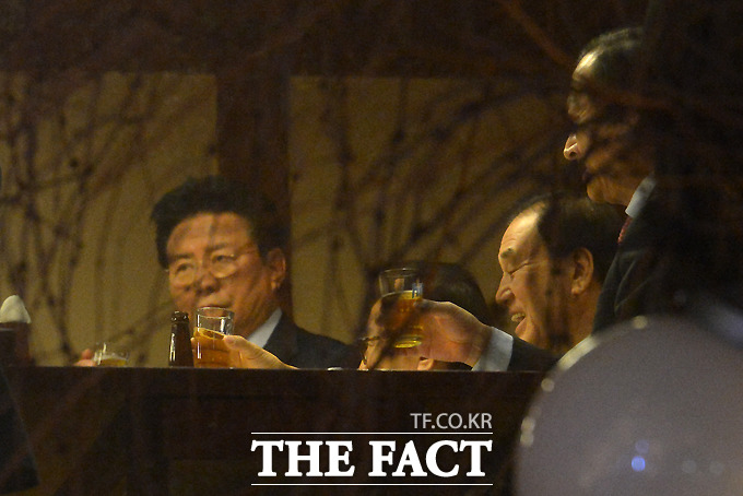 이 전 대통령이 18일 오후 서울 강남구 신사동의 한 음식점에서 친이계의원들과 건배를 하고 있다./신사동=이새롬 기자