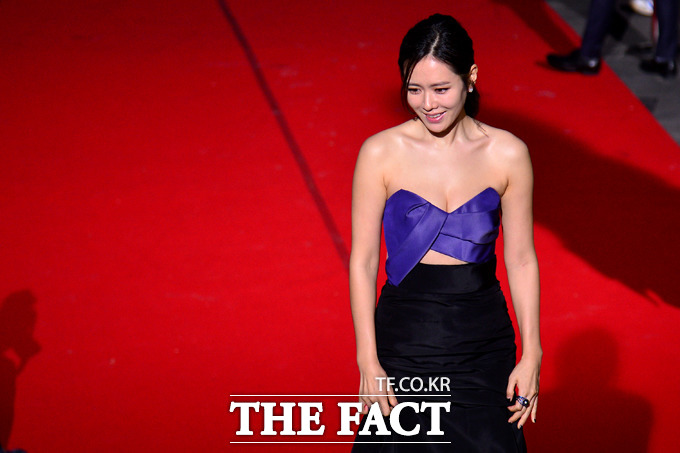 영화 공범으로 청룡영화상 여우주연상에 오른 손예진은 파격적인 보라색 튜브톱 의상으로 섹시한 매력을 과시했다./이효균 기자