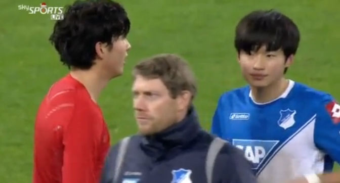 손흥민(왼쪽)과 김진수가 18일 독일 분데스리가 16라운드에서 일전을 벌인 뒤 유니폼을 교환할 준비를 하고 있다. / SKYSPORTS 영상 캡처
