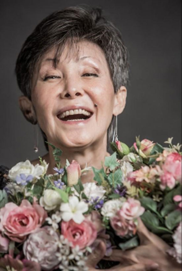 윤복희가 지난달 트위터로 근황을 공개했다. 윤복희는 사진 속에서 소녀처럼 환한 미소를 선사하고 있다. /윤복희 트위터