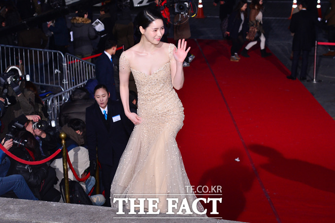 인간중독으로 신인여우상에 오른 배우 임지연은 황금빛 롱드레스로 볼륨감을 강조했다./남윤호 기자