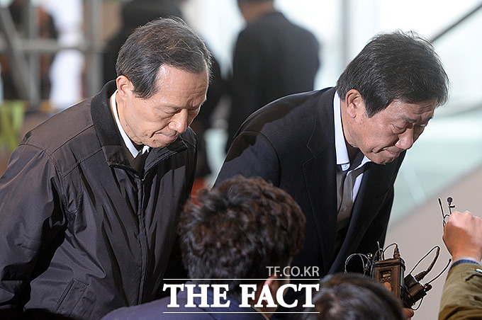 제2롯데월드 쇼핑몰동 8층 콘서트홀 공사장에서 한 근로자가 추락사하는 사고가 발생한 16일 시공사 김치현 롯데건설 대표(오른쪽)와 시행사 이원우 롯데물산 대표가 사고 현장을 공개에 앞서 추락 사고에 대한 사과를 한 후 고개를 숙이고 있다./ 최진석 기자