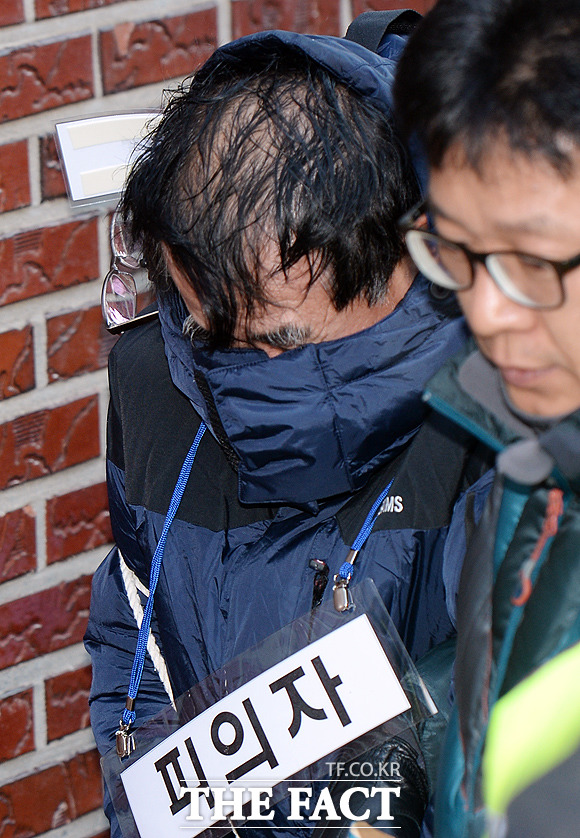 수원 토막살인 사건의 피의자 박춘봉(55·중국 국적)이 피해자 김모(48·여·중국 국적) 씨 가족과의 갈등, 금전 문제 등으로 김 씨를 살해한 것으로 드러났다. 지난 17일 오전 현장검증을 위해 자신의 전 주거지로 가는 박춘봉./임영무 기자
