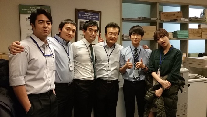 tvN 미생의 손종학(오른쪽에서 세 번째)이 출연진과 찍은 사진을 공개했다. / 더프로액터스 제공