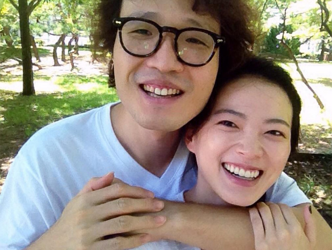 



천우희의 트위터에 조정치와 다정한 포즈로 찍은 사진이 게재됐다. 천우희와 조정치는 네이버 TV캐스트 채널에서 방영한 출중한 여자에 함께 출연한 바 있다. / 천우희 트위터 캡처