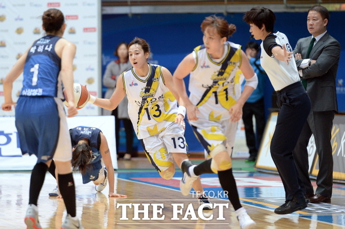 신한은행의 김단비(가운데)가 20일 인천 도원체육관에서 열린 KB국민은행 2014~2015 여자프로농구 용인 삼성과 경기에서 드리블로 상대 코트로 넘어서고 있다.
