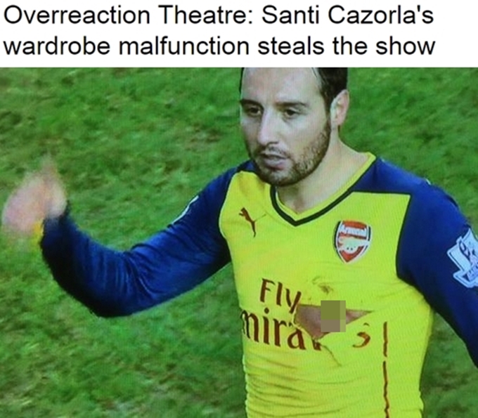 유럽 스포츠 전문 매체 유로스포트는 22일 리버풀과 원정 경기에서 왼쪽 가슴이 노출된 산티 카솔라의 장면을 보도했다. / 유로스포트 홈페이지 캡처