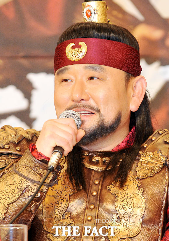 정호근(50)이 지난달 신내림을 받고 무속인과 배우의 삶을 함께 이어갈 것을 밝혔다. / 문병희 기자