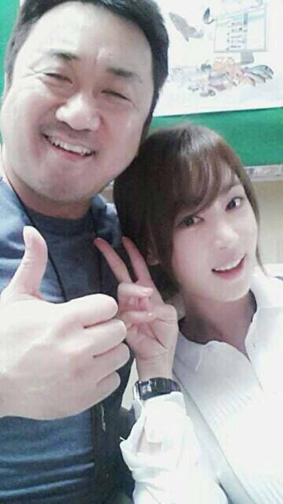 강예원은 나쁜 녀석들에서 연기 호흡을 맞춘 마동석과 찍은 사진을 공개했다. 강예원은 극중 여경감인 유미영 역을 맡아 독종 연기를 펼쳤다. /강예원 페이스북