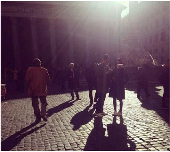 전지현과 남편 최준혁 씨가 로마 시내를 걸어다니며 사진을 남기고 있는 장면이 포착됐다. / 온라인 커뮤니티