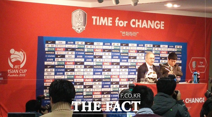 과거와 달리 22일 아시안컵 명단 발표 기자회견장은 빨간색을 바탕으로 꾸며졌다.