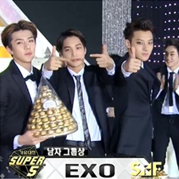 21일 열린 SBS 2014 가요대전에서 그룹 엑소(EXO)가 남자 그룹상을 수상하는 영예를 안았다. / SBS 방송 화면 캡처