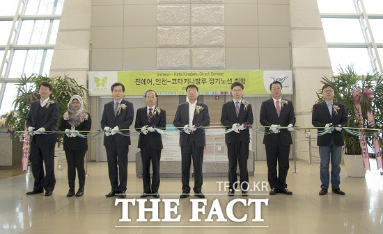 진에어가 22일 인천국제공항에서 인천~코타키나발루 신규 노선의 취항식을 열었다. 정훈식 진에어 운영본부장, 시티 로지킨 말레이시아 관광청 한국사무소 부소장, 이광수 인천국제공항공사 마케팅본부장, 최양식 인천국제공항세관 휴대품통관국장, 마원 진에어 대표, 장영채 인천국제공항 출입국 관리사무소 심사 국장, 김종대 대한항공 인천공항지역본부장, 이광 진에어 경영지원본부장(왼쪽부터) / 진에어 제공