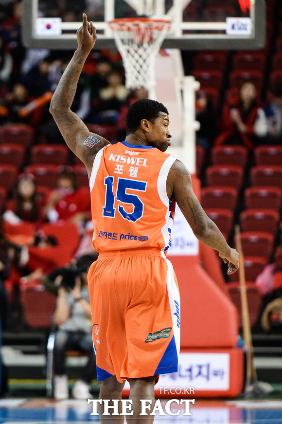 23일 인천 삼산월드체육관에서 열린 2014~2015 KCC 프로농구 삼성과 경기에서 전자랜드의 포웰이 득점에 성공한뒤 세리머니를 펼치며 백코트하고 있다. / KBL 제공