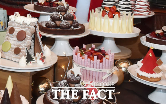 크리스마스를 이틀 앞두고 여자 친구를 위한 선물에 대해 고민하는 남자들이 늘고 있다. /더팩트 DB