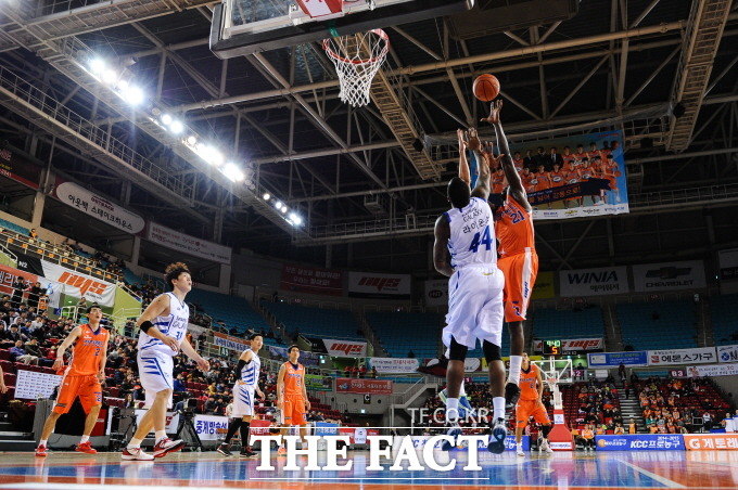 23일 인천 삼산월드체육관에서 열린 2014~2015 KCC 프로농구 삼성과 경기에서 전자랜드의 레더(오른쪽)가 삼성의 라이온스를 앞에 두고 골밑슛을 시도하고 있다.