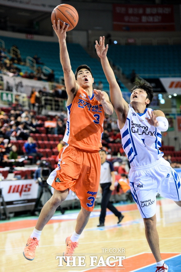 23일 인천 삼산월드체육관에서 열린 2014~2015 KCC 프로농구 삼성과 경기에서 전자랜드의 김지완(왼쪽)이 삼성 박재현의 수비를 피해 골밑 레이업을 시도하고 있다.