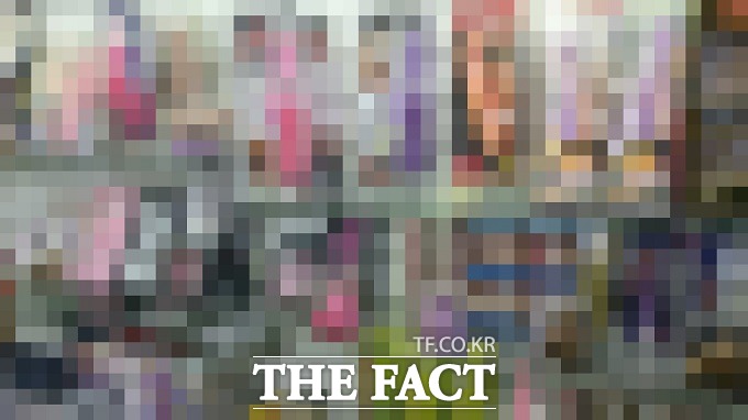 크리스마스와 연말 시즌 콘돔 등 성인용품에 대한 관심이 높아지고 있다. 성인용품 매장을 운영하는 김모 씨는 요즘은 여성들도 많이 온다고 말했다./ 신진환 기자