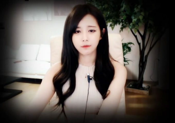 아프리카 티비 4대 여신으로 통하는 유명 BJ 김이브가 23일 열린 2014 아프리카TV BJ페스티벌에서 스타BJ 상위 20명 안에 들어 트로피와 상금 200만 원을 수령했다. / 유튜브 영상 캡처