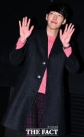 [TF포토] 김우빈,'퇴장하는 순간까지 넘치는 '팬사랑'